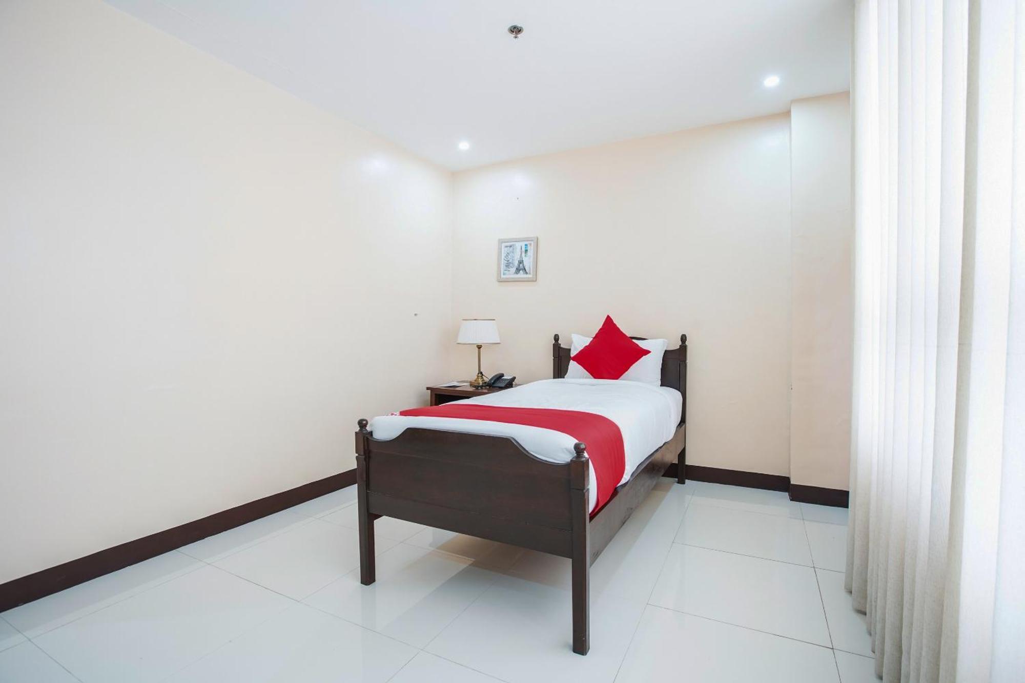 Oyo 236 Hotel Edmundo Pototan Экстерьер фото