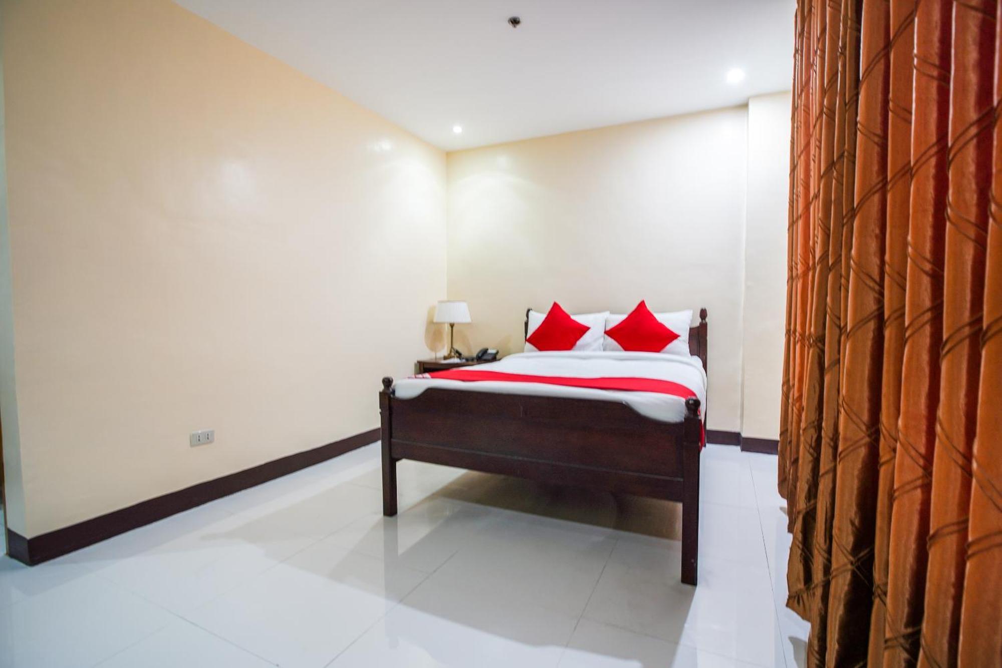 Oyo 236 Hotel Edmundo Pototan Экстерьер фото