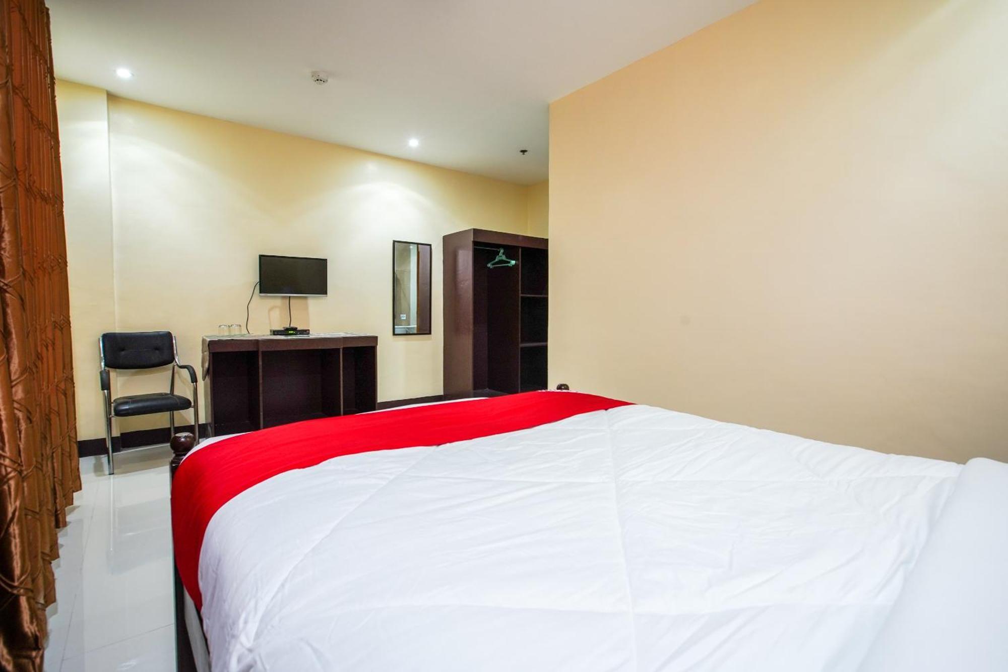 Oyo 236 Hotel Edmundo Pototan Экстерьер фото