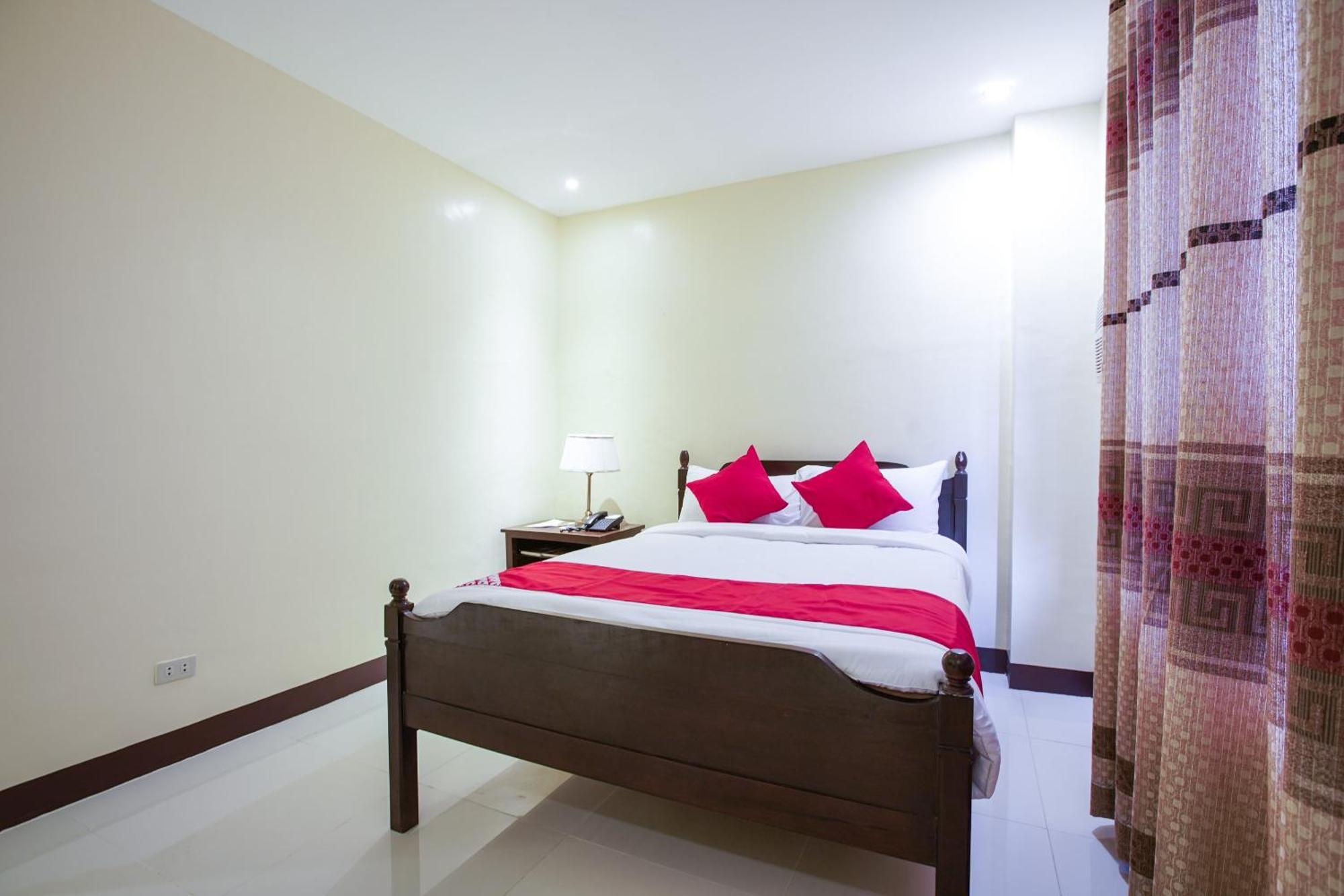 Oyo 236 Hotel Edmundo Pototan Экстерьер фото