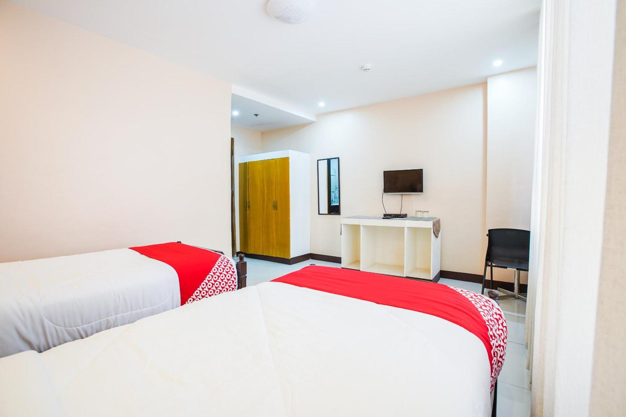 Oyo 236 Hotel Edmundo Pototan Экстерьер фото
