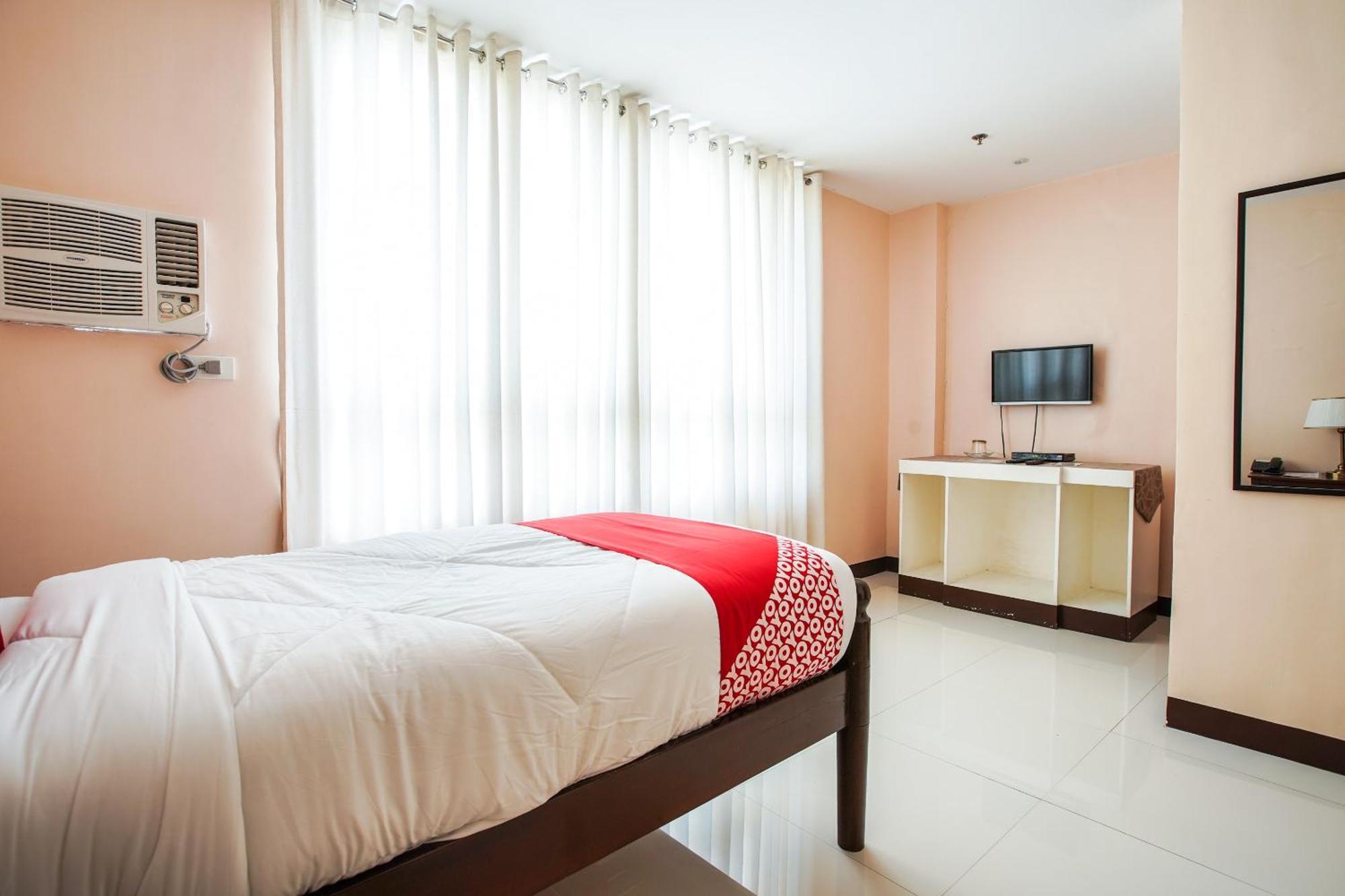 Oyo 236 Hotel Edmundo Pototan Экстерьер фото