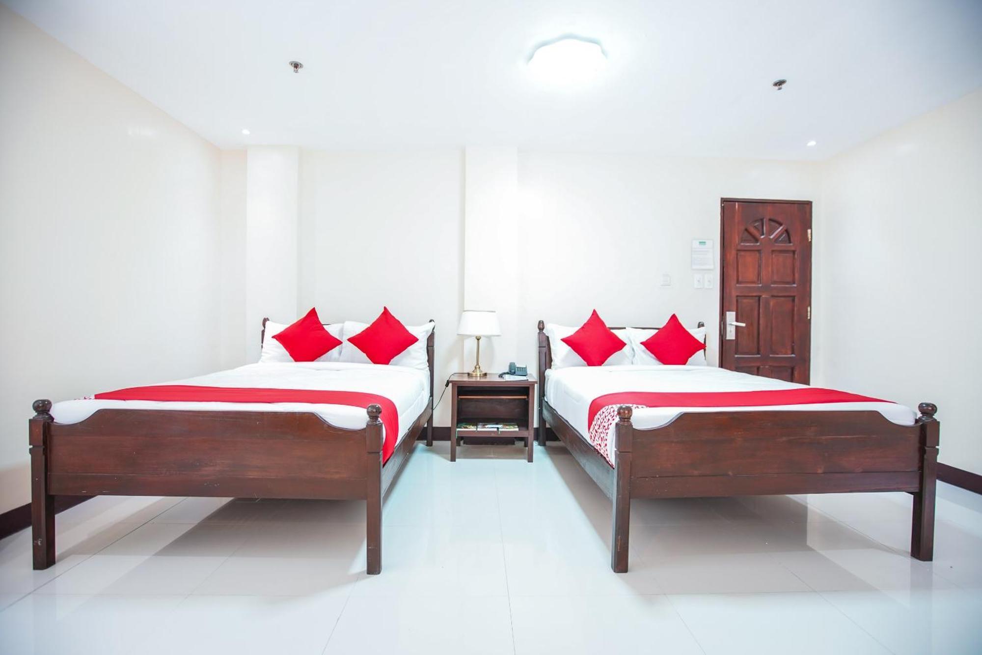 Oyo 236 Hotel Edmundo Pototan Экстерьер фото