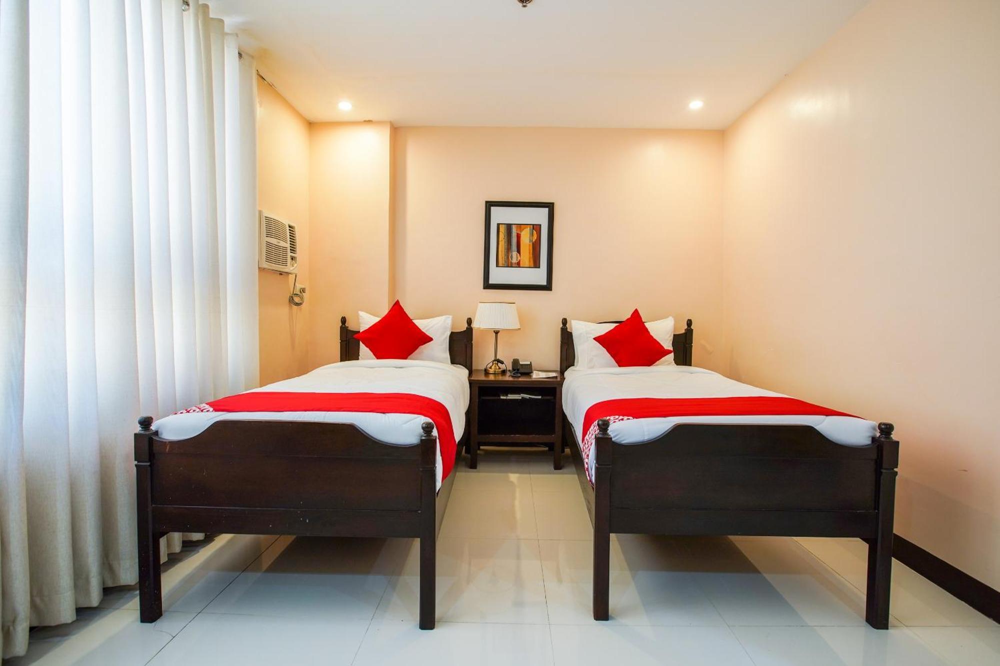 Oyo 236 Hotel Edmundo Pototan Экстерьер фото