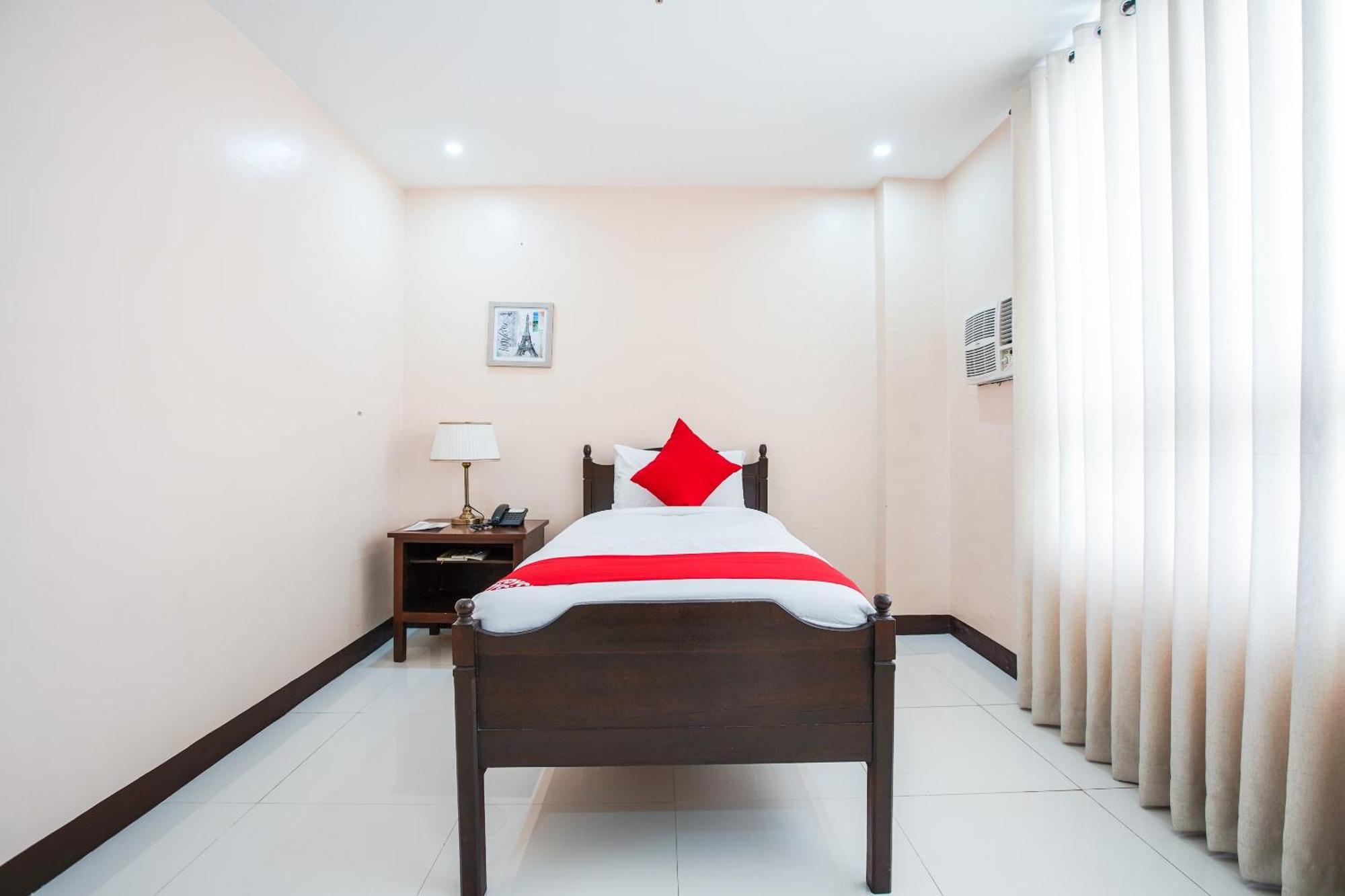 Oyo 236 Hotel Edmundo Pototan Экстерьер фото