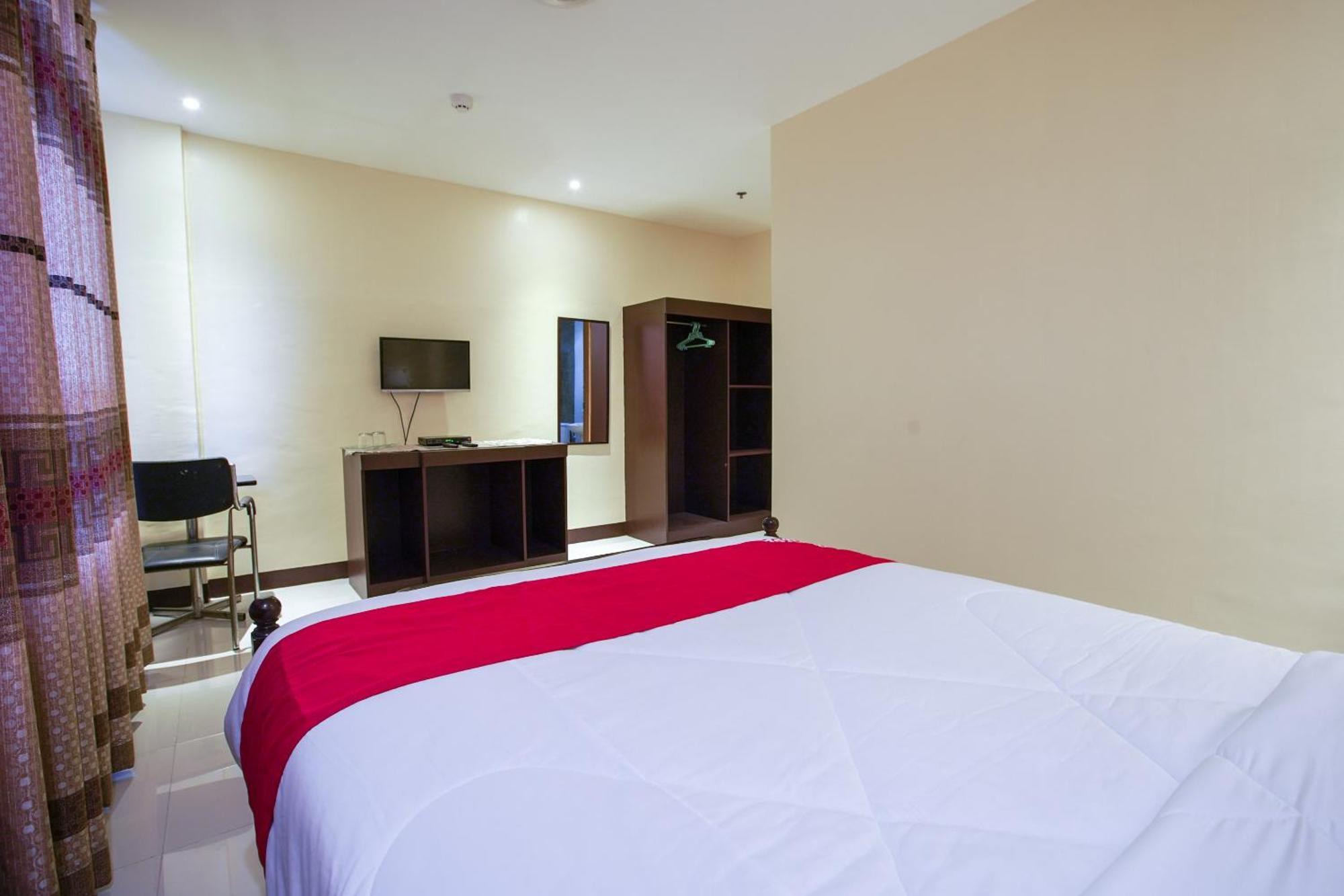 Oyo 236 Hotel Edmundo Pototan Экстерьер фото