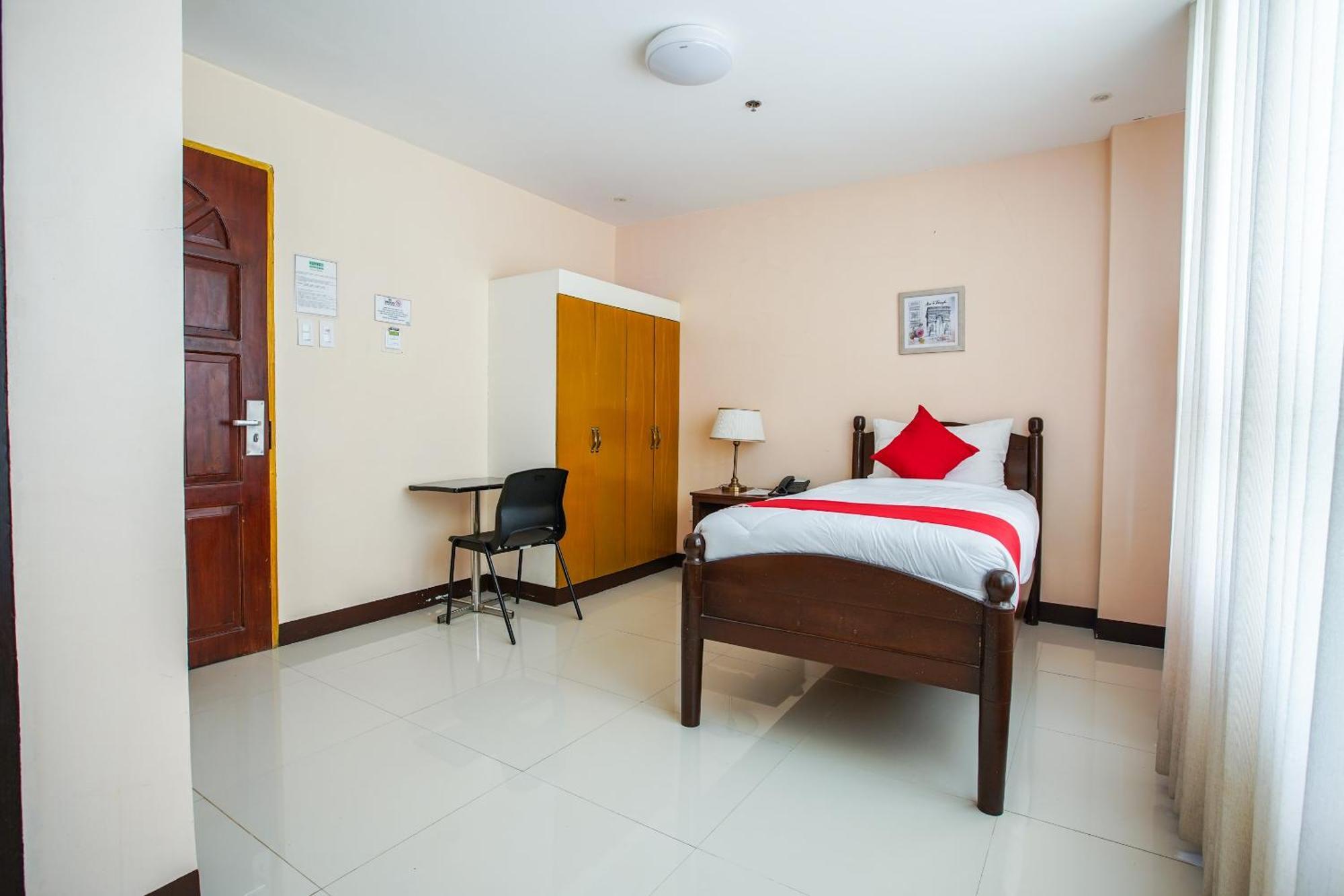 Oyo 236 Hotel Edmundo Pototan Экстерьер фото