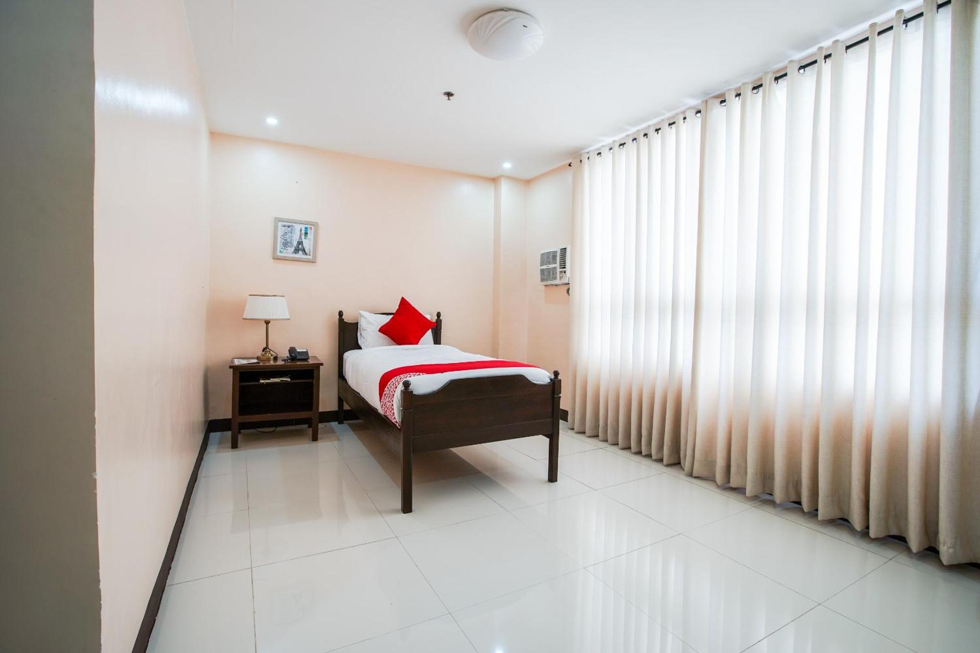 Oyo 236 Hotel Edmundo Pototan Экстерьер фото