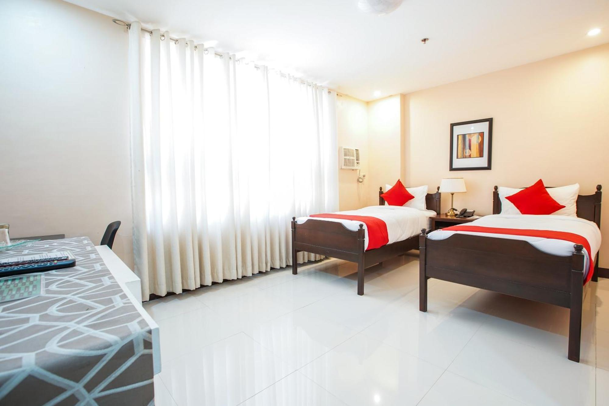 Oyo 236 Hotel Edmundo Pototan Экстерьер фото