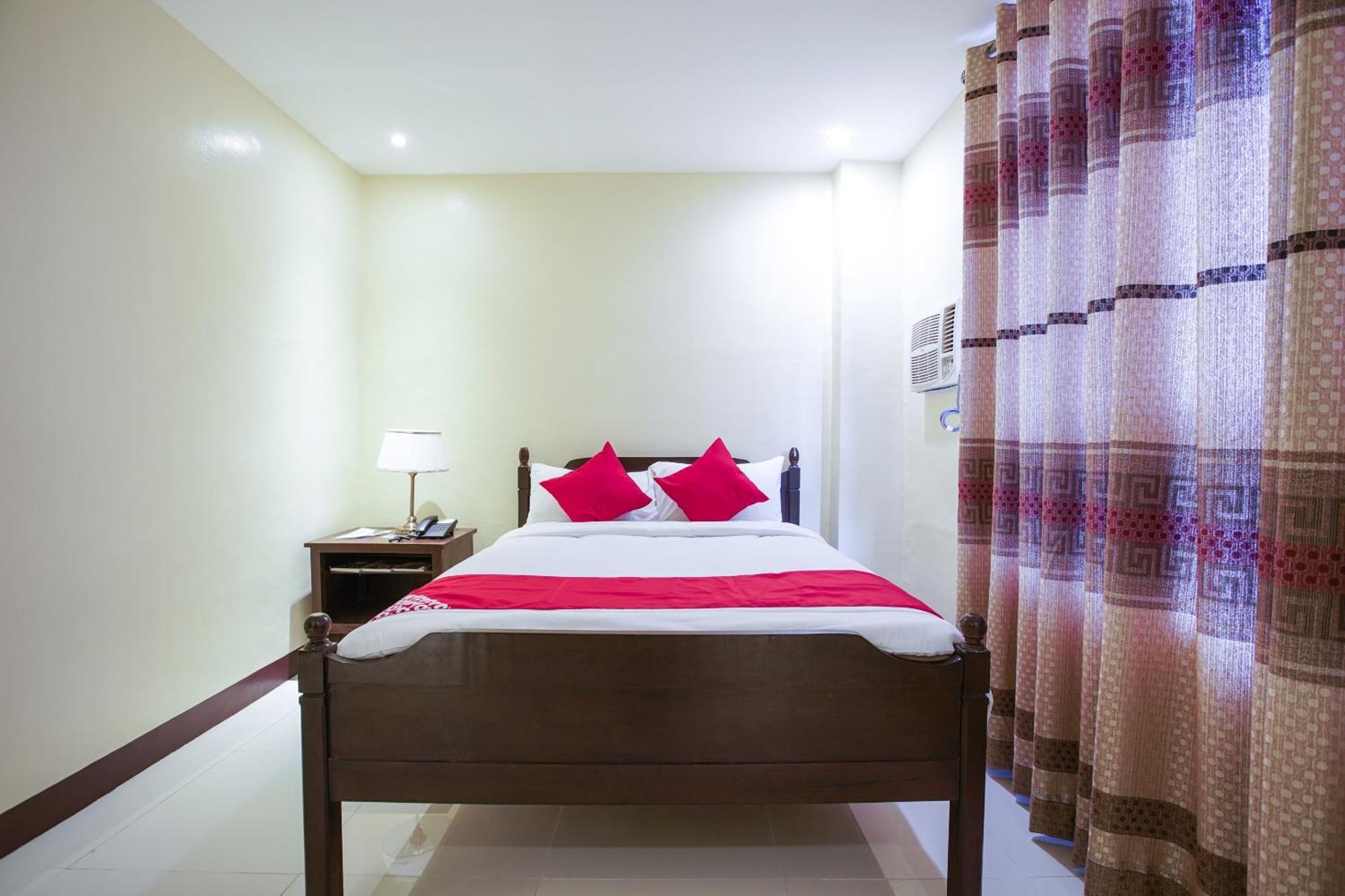 Oyo 236 Hotel Edmundo Pototan Экстерьер фото